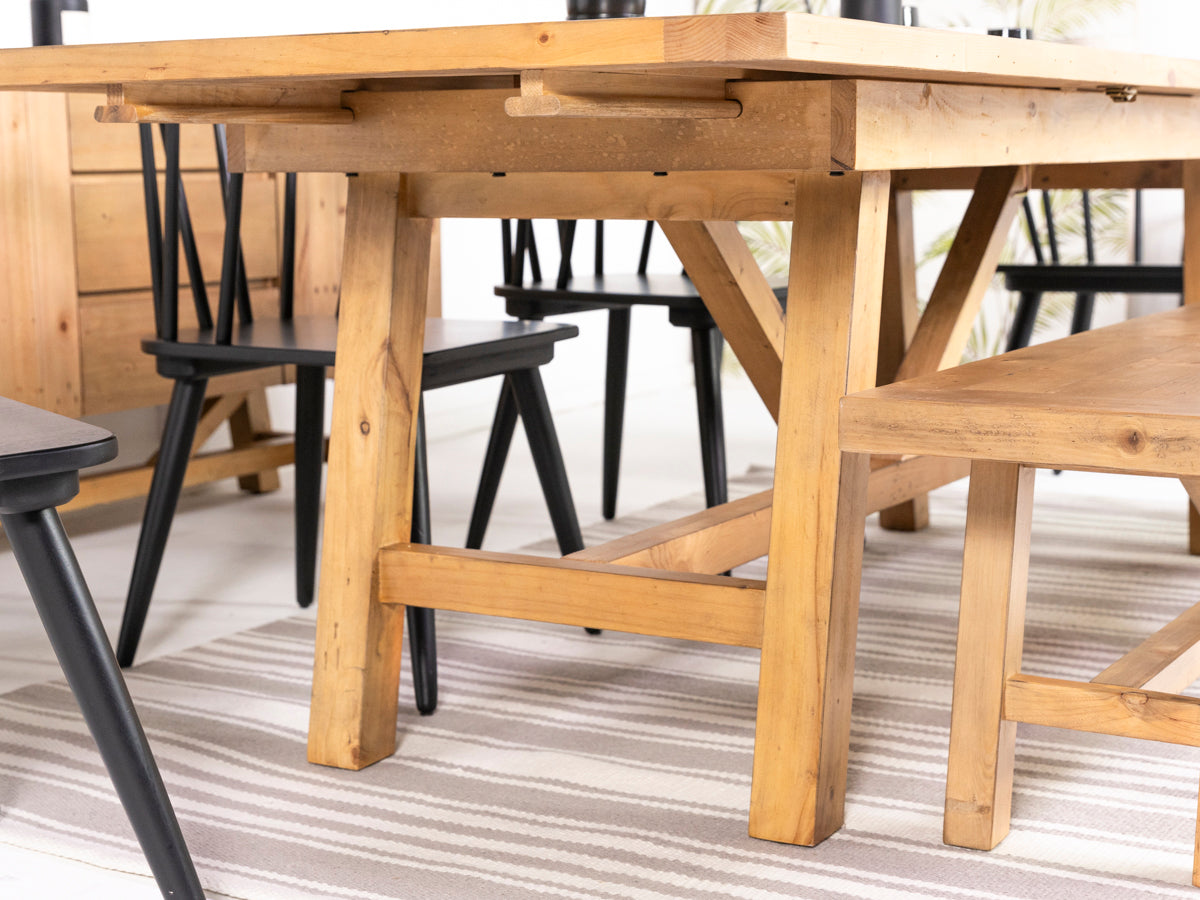 Extendable dining table