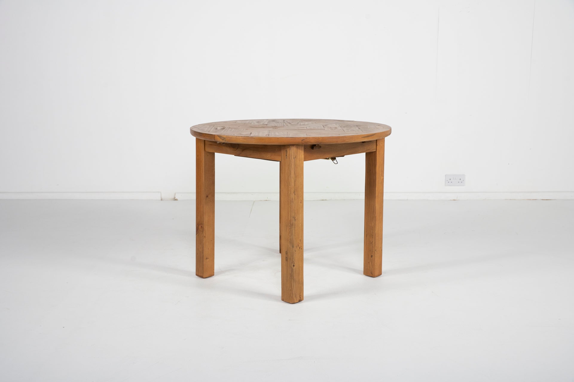 Tulsa Round Extendable Dining Table