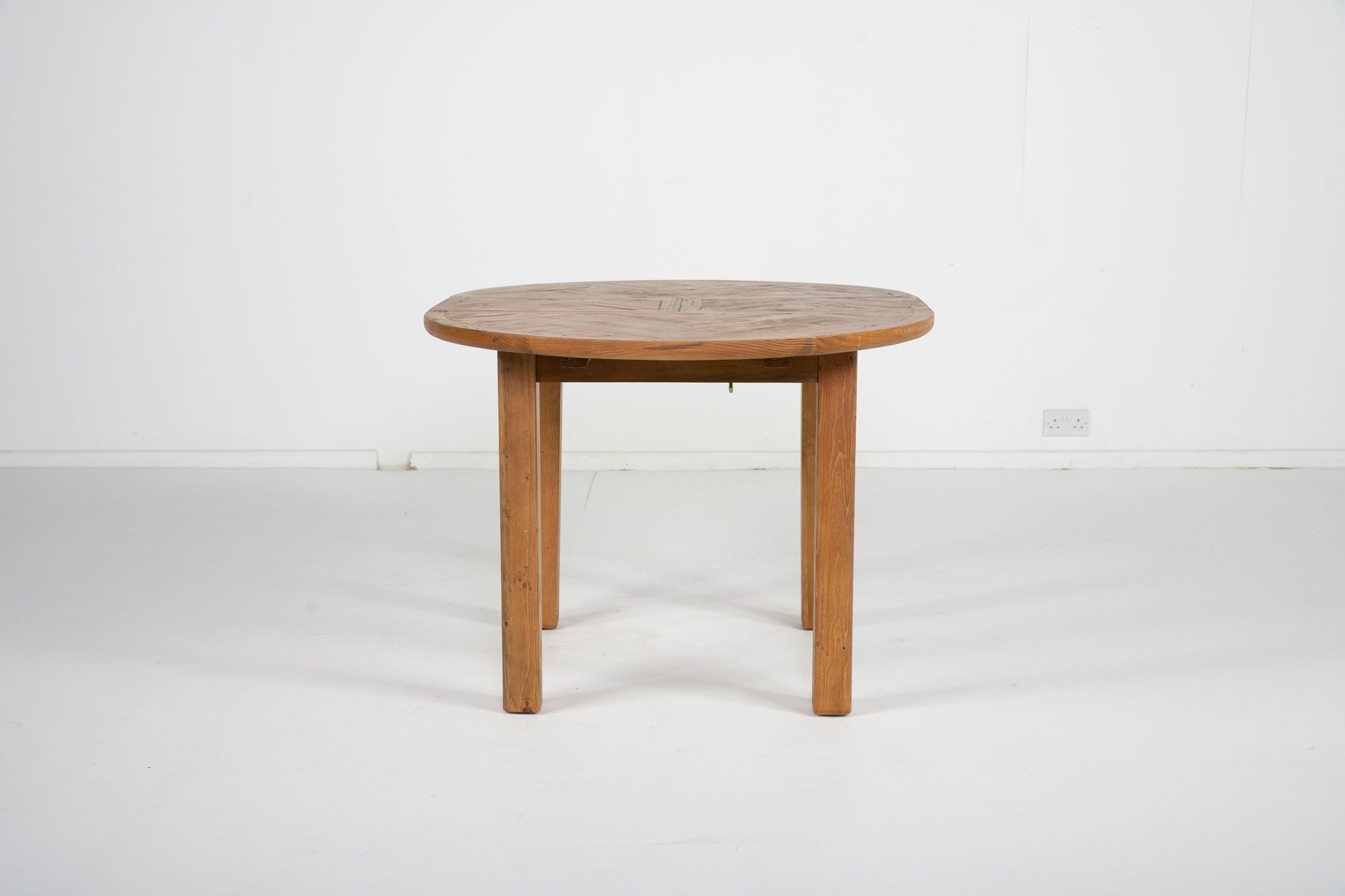 Tulsa Round Extendable Dining Table